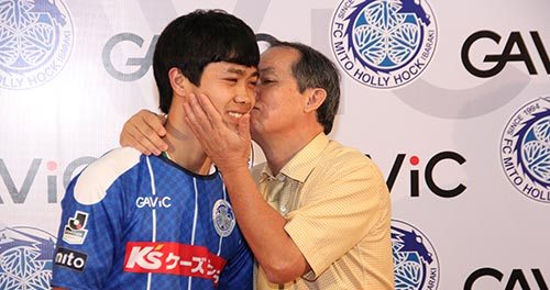 VIDEO: Bầu Đức ôm hôn chúc mừng Công Phượng chính thức sang Nhật