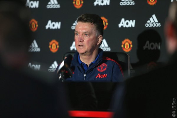 VIDEO: HLV Van Gaal 'dằn mặt' phóng viên trong buổi họp báo của MU