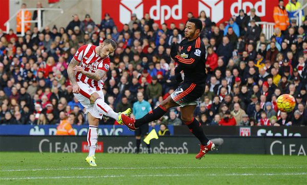 VIDEO: De Gea làm nền cho siêu phẩm rocket của Arnautovic