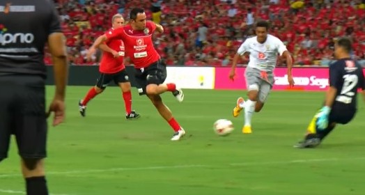 VIDEO: Huyền thoại Futsal trổ tài ghi bàn đầy ngẫu hứng trên sân cỏ