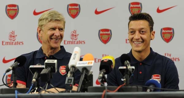 HLV Wenger: Ozil là Dennis Bergkamp mới của Arsenal