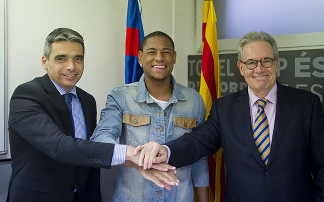 Barca chính thức đón tân binh đầu tiên