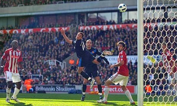 VIDEO: Khả năng ghi bàn như có mắt sau lưng của Chicharito