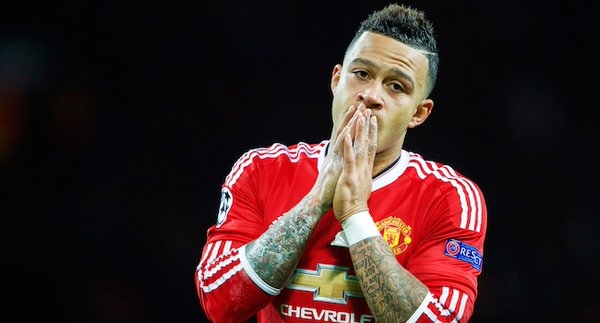 VIDEO: CĐV MU phấn khích trước 'siêu phẩm hụt' của Depay
