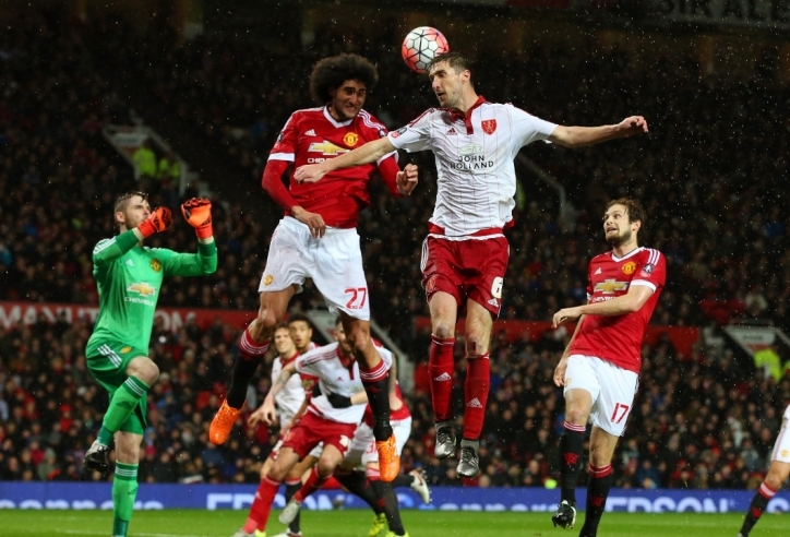 Newcastle United vs Manchester United: Chích chòe trong cơn giông bão