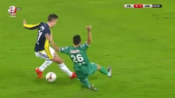 VIDEO: Xem Van Persie hành hạ hậu vệ và thủ môn đối phương