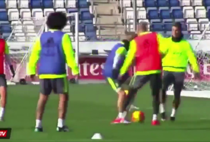 VIDEO: Thần đồng Real biến Ronaldo thành gã hề trên sân tập