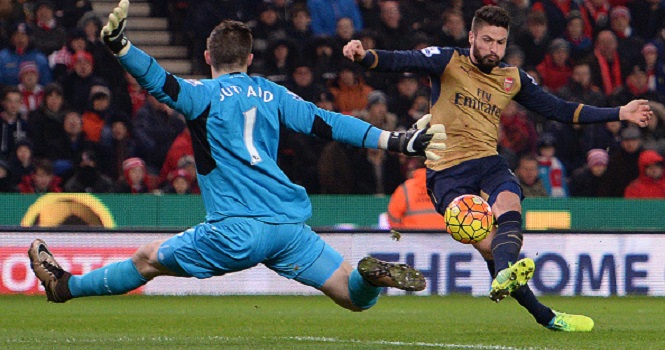 Hòa vất Stoke, Cech kéo 'Pháo' trở lại ngôi đầu