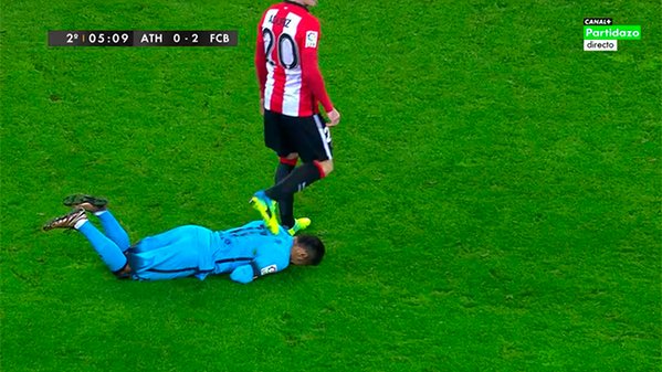 VIDEO: Neymar bị đối phương dằn mặt vì ham phô diễn kỹ thuật