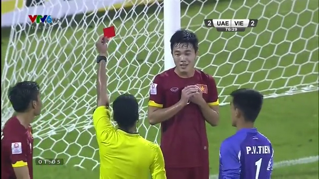 VIDEO: Xuân Trường nhận thẻ đỏ sau pha cản phá bằng tay trong vòng cấm