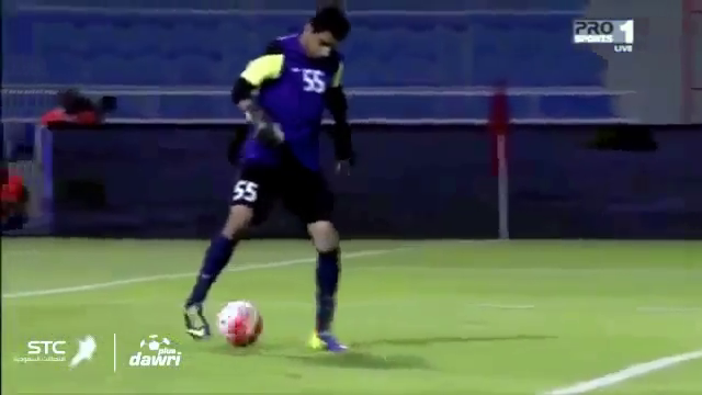 VIDEO: Thủ môn đánh gót phản lưới nhà sau pha khống chế bóng tai hại