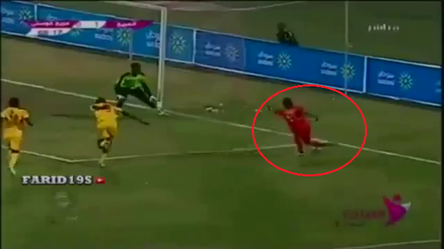 VIDEO: Cú rabona thành bàn từ góc sút không thể tin nổi