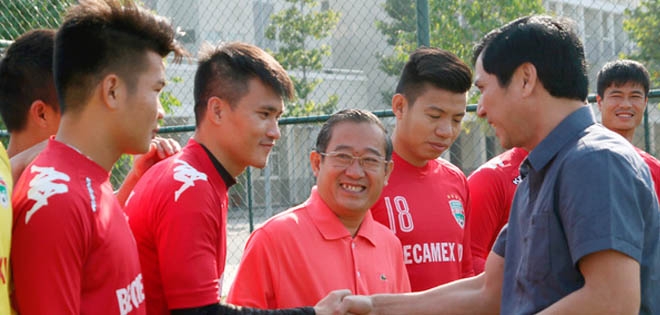 Công Vinh và các đồng đội nhận lì xì đầu năm