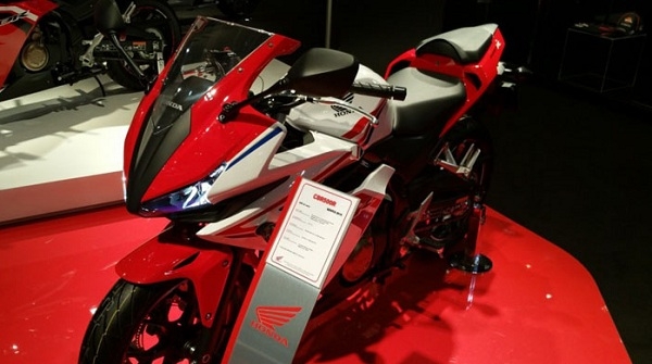 Honda CBR150R 2016 hoàn toàn mới được bán với giá gần 54 triệu đồng