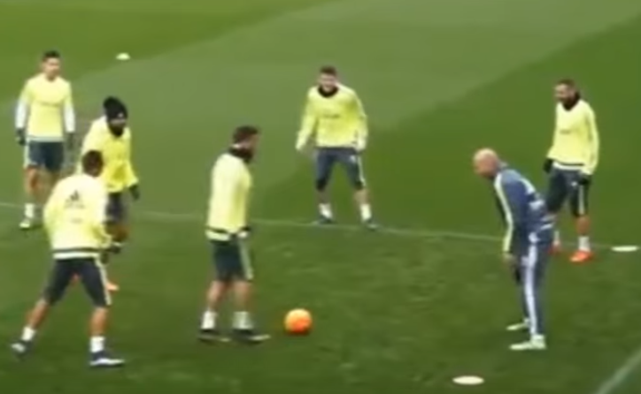 VIDEO: Ronaldo thất bại dù bất ngờ xâu kim Zidane trên sân tập