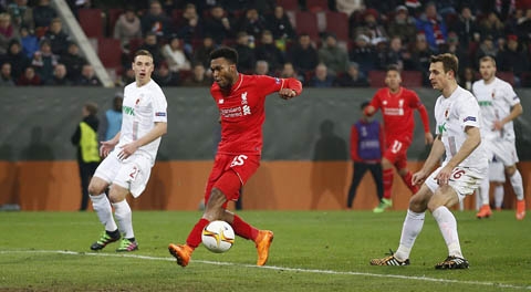 Liverpool bị Augsburg cầm chân trên đất Đức