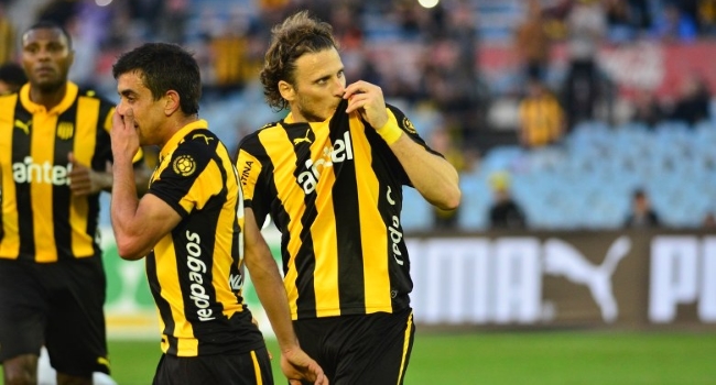 VIDEO: Cú hattrick đẳng cấp của Diego Forlan ở tuổi 36
