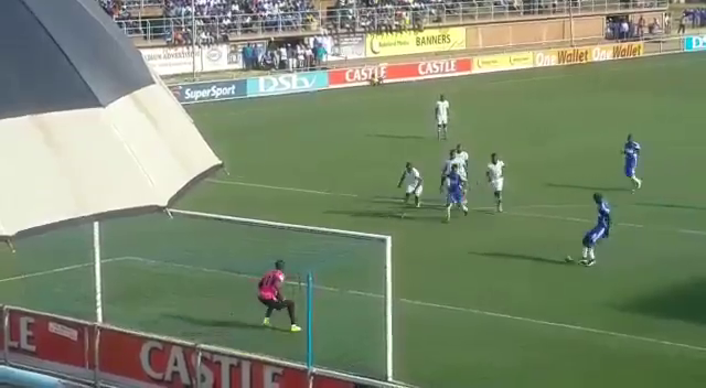 VIDEO: Kết cục buồn cho cầu thủ 'học đòi' đá pen 2 chạm như Messi