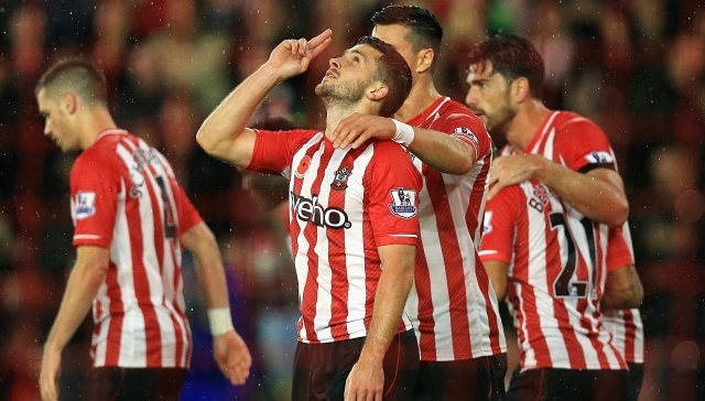 VIDEO: Shane Long dễ dàng đánh bại Courtois mở tỷ số trận đấu