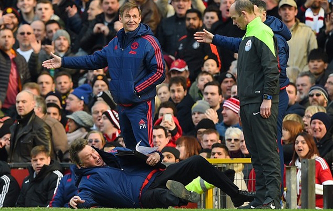 Loạt ảnh chế Van Gaal ngã ngửa trên sân