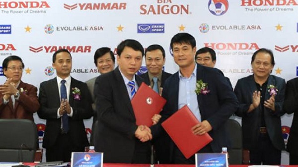 Công Vinh e ngại cho tương lai HLV Hữu Thắng