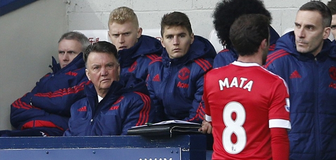 HLV Van Gaal trách móc Juan Mata về chiếc thẻ đỏ