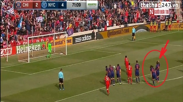 VIDEO: Pirlo trổ tài chỉ điểm hướng sút pen của cầu thủ đối phương