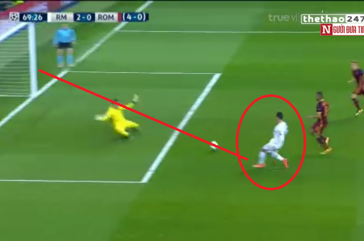 VIDEO: Ronaldo bỏ lỡ khó tin trong tư thế thoải mái