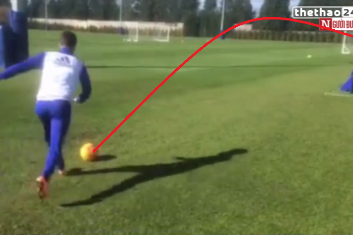 VIDEO: Eden Hazard trổ tài sút trivela cực đỉnh trên sân tập