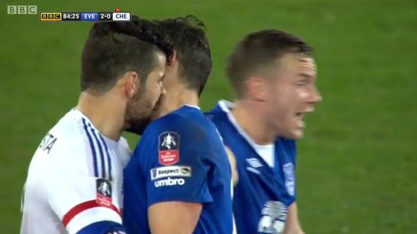 VIDEO: Diego Costa bắt chước hành động cắn người của Suarez