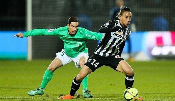 VIDEO: Cầu thủ gốc Lào đi bóng ghi bàn từ giữa sân ở Ligue 1