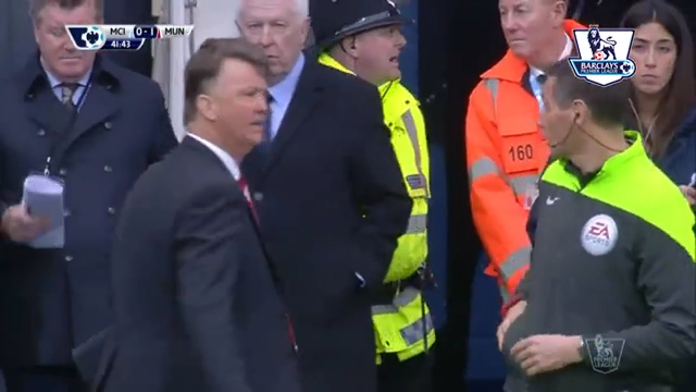 VIDEO: HLV Van Gaal thay đổi với hình ảnh khác lạ trước Man City