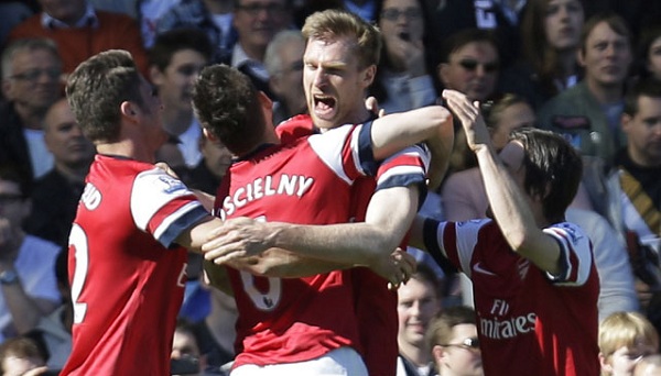 Rộ tin HLV Wenger sắp bán đội phó Arsenal