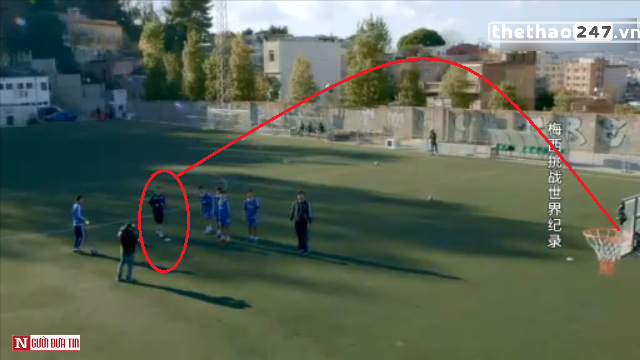 VIDEO: Messi trổ tài sút bóng bách phát bách trúng vào rổ
