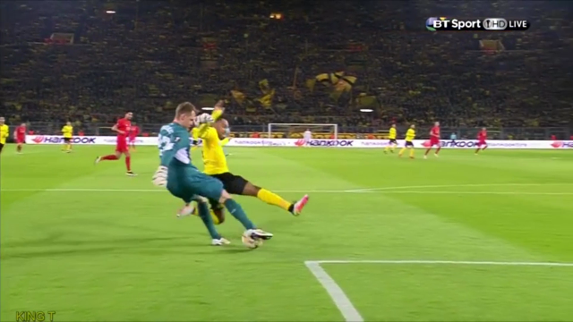 VIDEO: Thủ thành Mignolet lừa bóng ngoạn mục trước Aubameyang