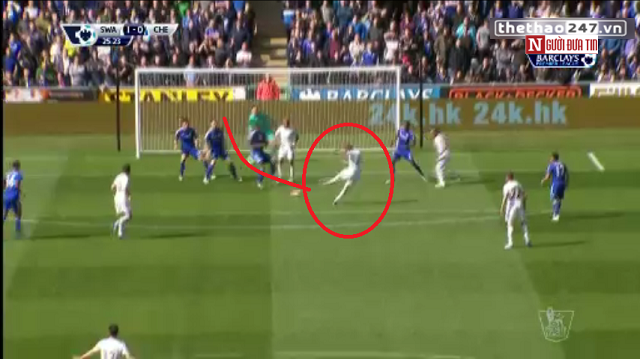 VIDEO: Sigurdsson vô lê đẹp mắt mở tỷ số cho Swansea
