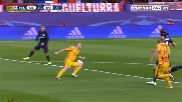 VIDEO: Tình huống thoát thẻ đỏ đầy vô lý của Iniesta trước Atletico