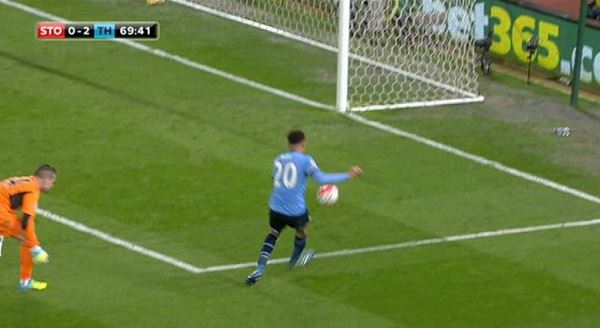 VIDEO: Sao trẻ Tottenham tái hiện pha bỏ lỡ không tưởng của Torres
