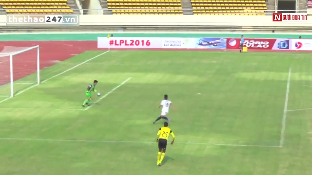 VIDEO: Thủ môn Lào League trả giá vì ham phô diễn kỹ thuật