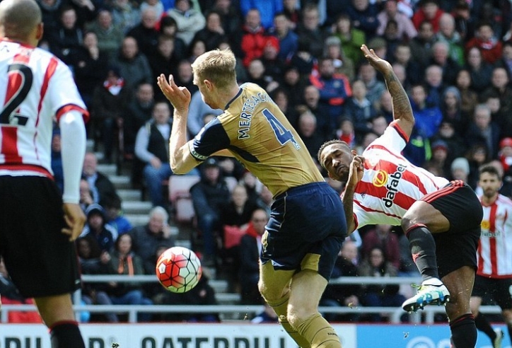 Arsenal lâm nguy sau trận hòa Sunderland