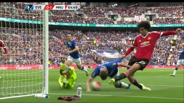 VIDEO: MU mất oan 1 quả pen mười mươi trước Everton