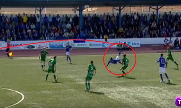 VIDEO: Siêu phẩm ngả bàn đèn từ khoảng cách hơn 30m