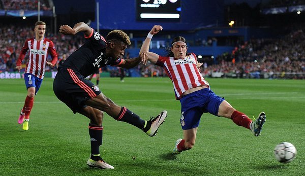 VIDEO: Cú sút sấm sét chạm xà ngang Atletico của David Alaba
