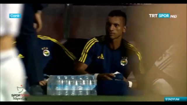 VIDEO: Nani ê chề vì bị CĐV Thổ Nhĩ Kỳ ném trả lại áo đấu