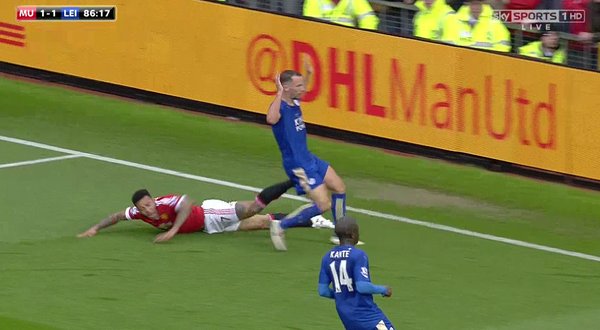 VIDEO: Thót tim với tình huống nhận thẻ đỏ và suýt bị thổi pen của Leicester
