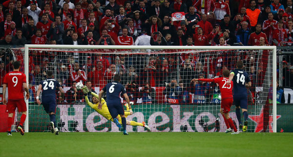 VIDEO: Thủ thành Oblak xuất thần cản phá cú sút penalty của Muller