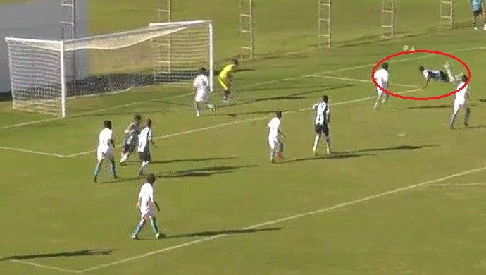 VIDEO: Siêu phẩm kiểu bọ cạp của cầu thủ U14 tại Brazil