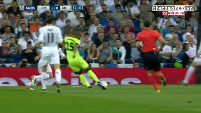VIDEO: Fernandinho dứt điểm dội cột dọc khung thành Real