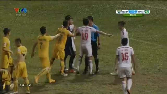 VIDEO: Tình huống thổi pen sai lầm của trọng tài trận Thanh Hóa - SLNA