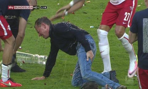 VIDEO: HLV Đức chấn thương khi ăn mừng đội nhà thăng hạng Bundesliga